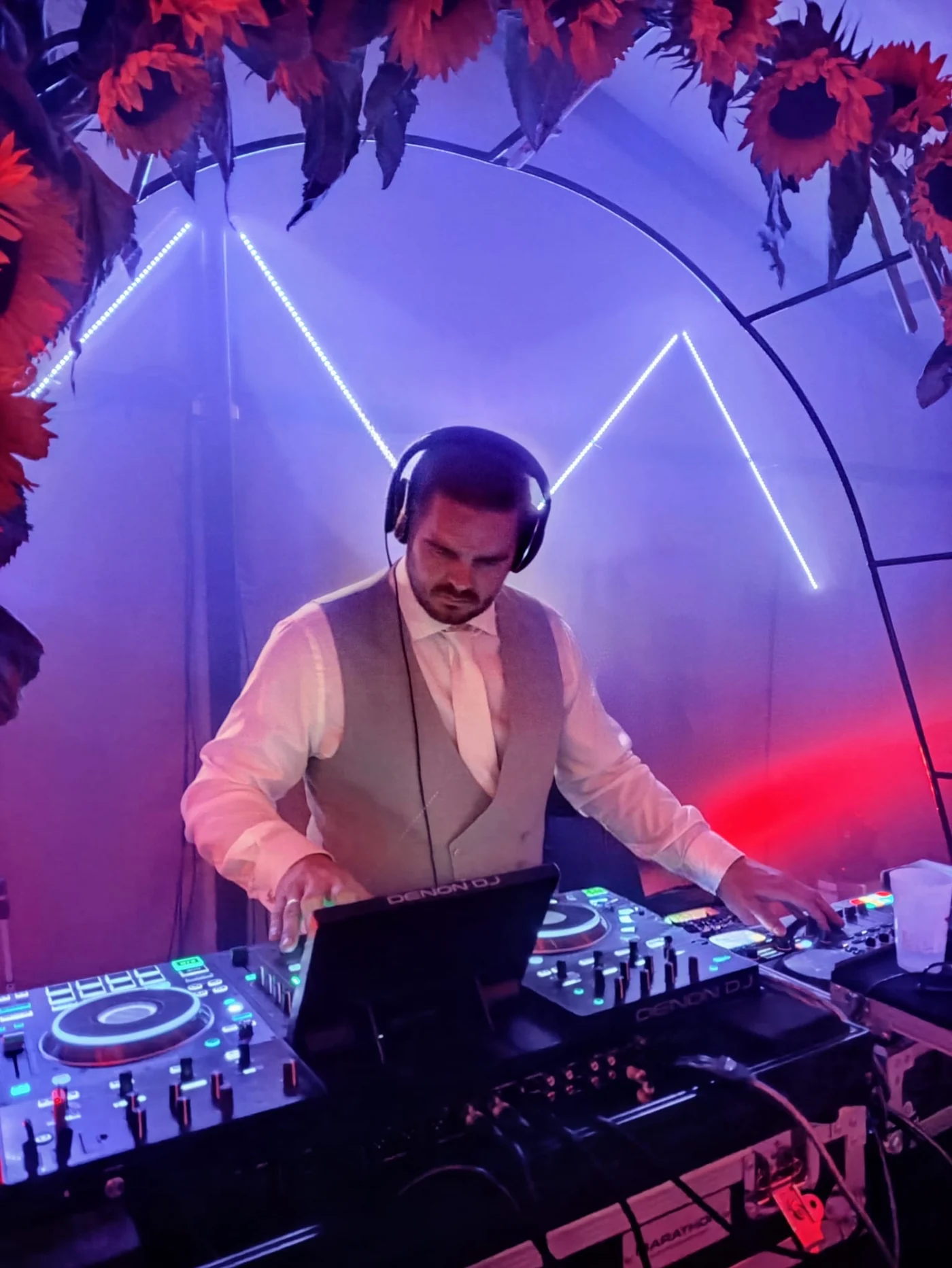 DJ La Klein achter de draaitafels tijdens een stijlvol bruiloftsfeest