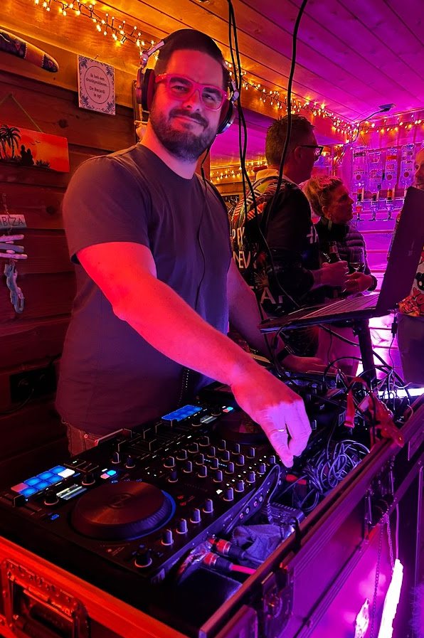 DJ La Klein achter de draaitafels tijdens een feest